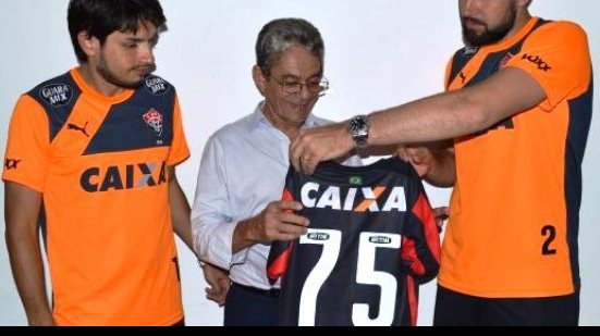 Imagem Completando 75 anos, presidente do Vitória ganha camisa especial dos jogadores