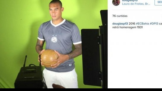 Imagem Com camisa nova, Douglas Pires divulga foto dos bastidores do Tricolor