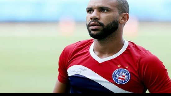 Imagem Com apenas três zagueiros, Doriva é obrigado a improvisar em treinamento