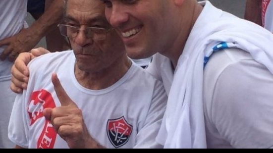 Imagem Em clima de paz no Bonfim, MGF posa ao lado de Raimundo Viana que cutuca rival