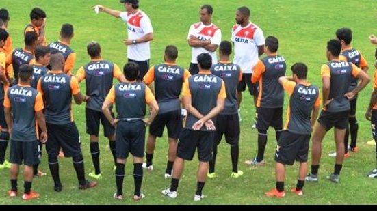 Imagem Com novos contratados em campo, Vitória faz treino com bola no Barradão