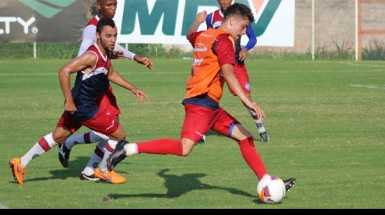 Imagem Profissionais do Bahia vencem time Sub-20 em coletivo neste sábado