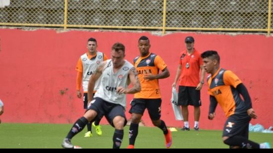 Imagem  Vitória folga neste domingo e volta a treinar em dois turnos na segunda