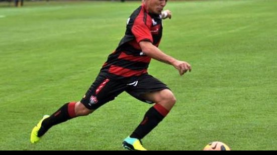 Imagem Lateral direito que brilhou no Vitória em 2013 procura um novo clube