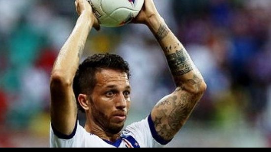 Imagem Vaiado no primeiro tempo, lateral Cicinho é substituído no intervalo de amistoso
