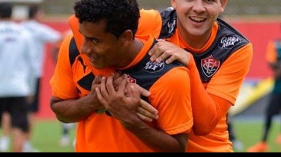 Imagem Jogadores do Vitória se juntam a torcida e pedem volta de lateral em rede social