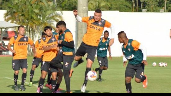 Imagem Com Marinho e sem Leandro Domingues, Vitória está relacionado para estreia