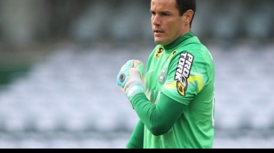 Imagem Herói na Série A de 2015, ex- goleiro do Vitória renova com o Coritiba 