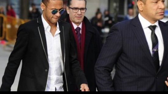 Imagem Ao lado do pai, Neymar presta depoimento por suspeita de fraude