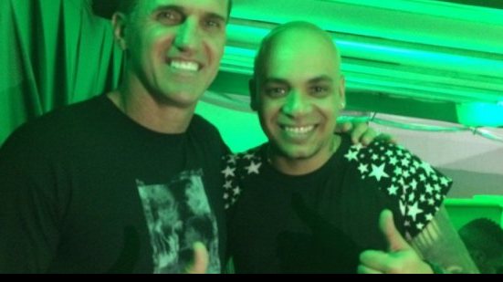 Imagem Mancini dá uma pausa em treinos no Vitória e curte primeiro dia de Carnaval