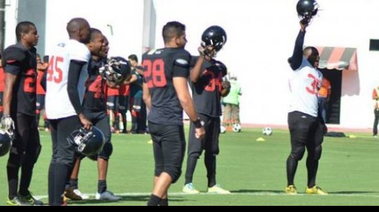 Imagem Time de Futebol Americano do Vitória dança hit do Carnaval e convoca atletas
