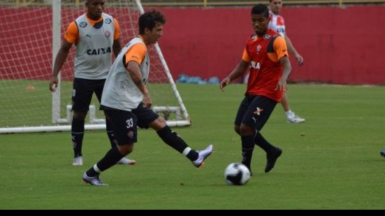 Imagem Vitória treina em dois períodos e segue sem meia e zagueiro