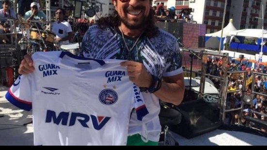 Imagem Tricolor de carteirinha: Bell Marques exibe camisa do Bahia em cima de trio