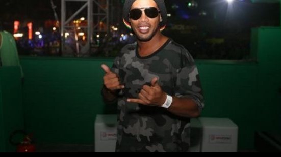 Imagem Depois de morena, Ronaldinho Gaúcho é visto aos beijos com loira em Salvador