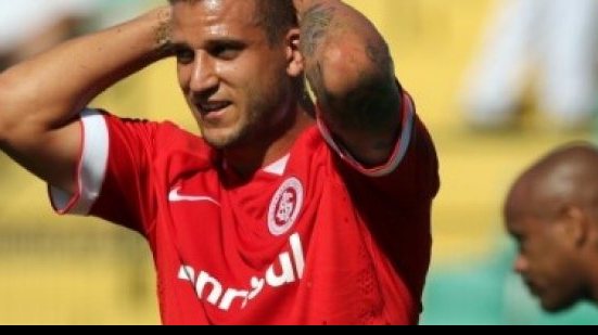 Imagem Rubro-negro da Série A pode tirar Rafael Moura do Vitória