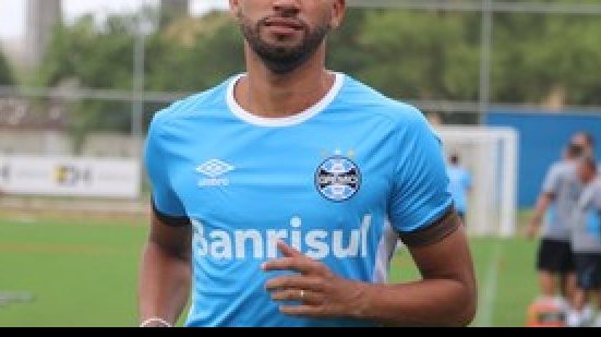 Imagem Zagueiro que abandonou o Vitória erra em jogo do gaúcho e é vaiado por gremistas