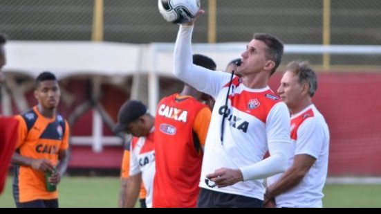 Imagem Mancini comanda treino técnico e Vitória se prepara para duelo no Baianão