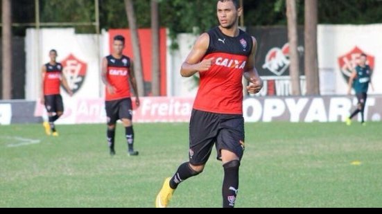Imagem Jovem zagueiro do Vitória promete: vou colocar pulga atrás da orelha do Mancini 