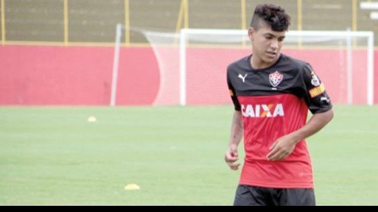 Imagem Nickson comemora gol e revela conversa com técnico do Vitória