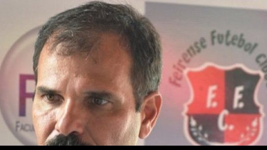 Imagem Após sofrer goleada para a Juazeirense, técnico do Feirense pede demissão
