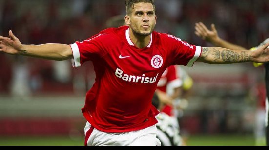 Imagem Clube da Série A entra na briga com o Vitória para contratar Rafael Moura