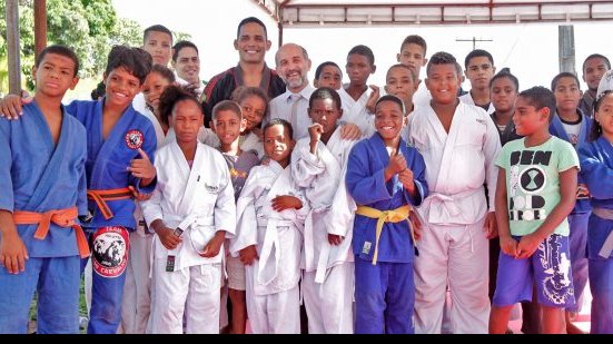 Imagem Material esportivo é entregue a projeto social no subúrbio de Salvador