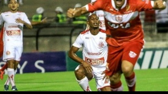 Imagem Neto Baiano marca dois, coloca CRB na liderança e mira artilharia do Nordestão
