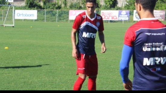 Imagem Com Éder e Mário, parte do elenco do Bahia faz primeiro treino da semana