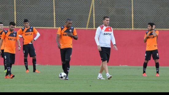 Imagem  Mancini comanda coletivo e escala Robert e José Welison entre os titulares