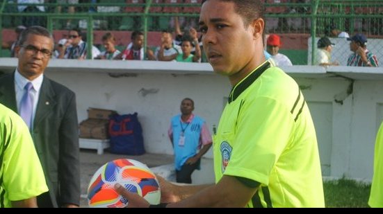 Imagem Árbitro recém-incorporado à CBF apita Bahia de Feira x Bahia