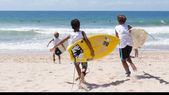 Imagem Escolinha de Surf oferece aulas gratuitas em Stella Maris neste sábado