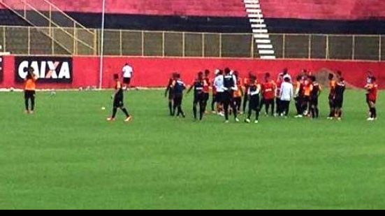 Imagem Lateral e volante iniciam fase de transição e Vitória treina de olho no BaVi