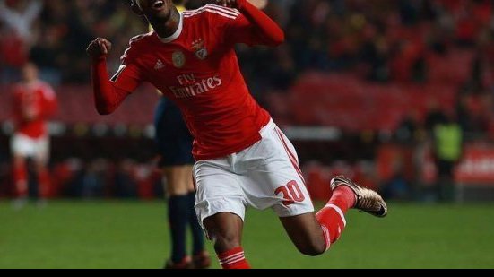 Imagem Vídeo: Talisca brilha, marca gol e classifica o Benfica na Liga dos Campeões