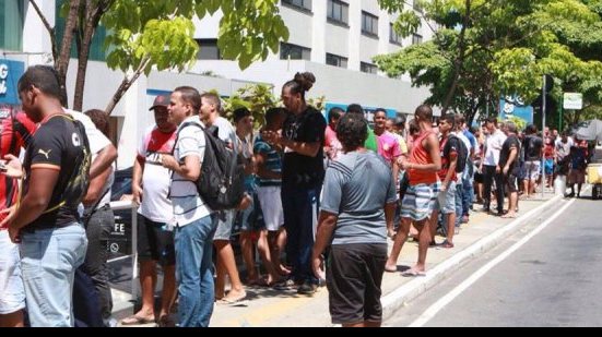 Imagem Torcedores do Vitória formam longas filas para garantir ingresso para o BaVi