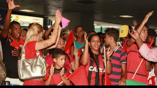Imagem Torcida do Vitória enche aeroporto para receber Kieza: acabou o caô, o K9 chegou