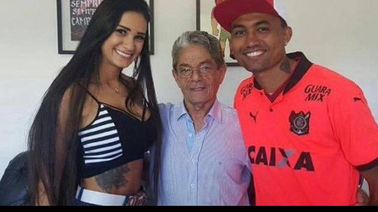 Imagem Casal rubro negro: musa do Vitória posa ao lado de Kieza e Raimundo Viana