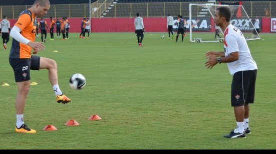 Imagem Com Kieza em exames médicos, Mancini comanda treino no Barradão