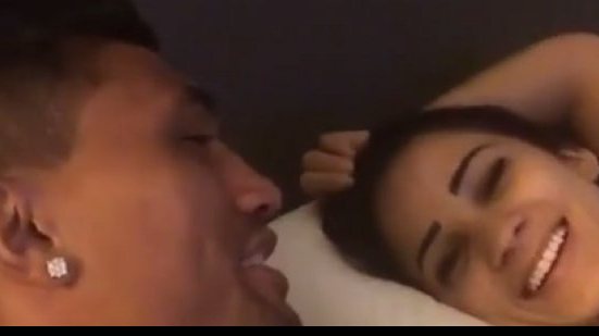 Imagem Vídeo: imitando duas crianças, Kieza e a musa do Vitória trocam declarações