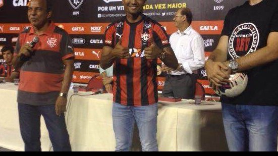 Imagem Festa, cadeiras lotadas e emoção: Vitória apresenta Kieza, Dagoberto e V.Ramos