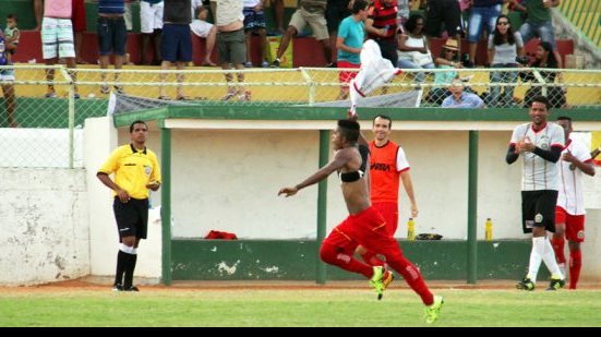 Imagem Autor de gols da Juazeirense, atacante comemora melhor fase da carreira