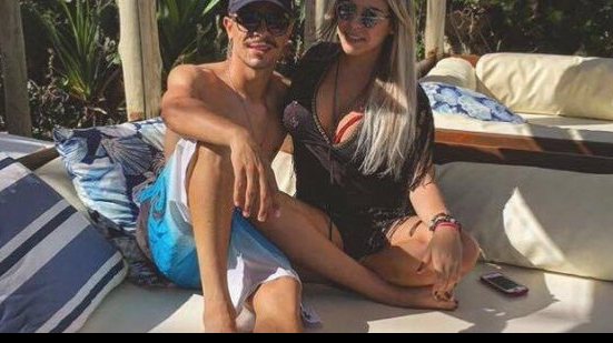 Imagem Destaque do Bahia, atacante aproveita folga para curtir com esposa