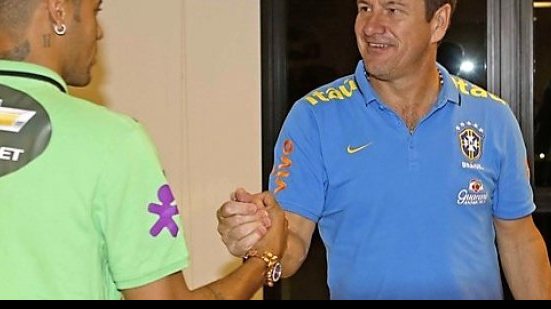 Imagem Neymar e Daniel Alves se apresentam e seleção fica completa nesta terça
