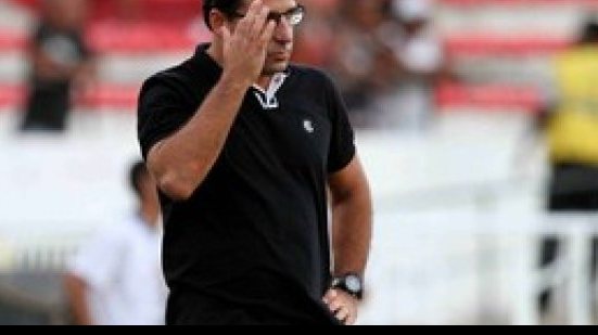 Imagem Técnico do Santa Cruz esconde escalação para duelo decisivo contra o Bahia