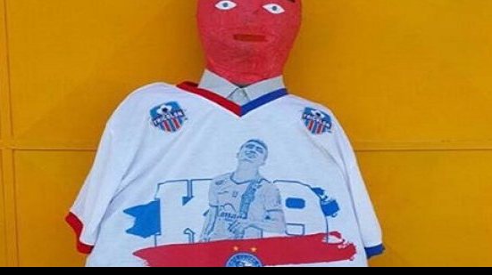Imagem Traidor? Torcida do Bahia faz boneco de Kieza como Judas