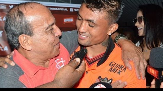 Imagem Técnico do Vitória destaca movimentação de Kieza: é diferente do Robert