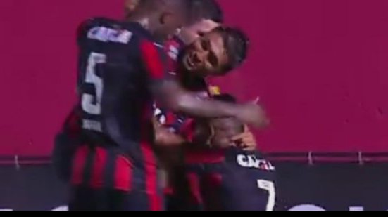 Imagem Kieza marca, Vitória goleia Flamengo-BA e avança de fase no Baianão
