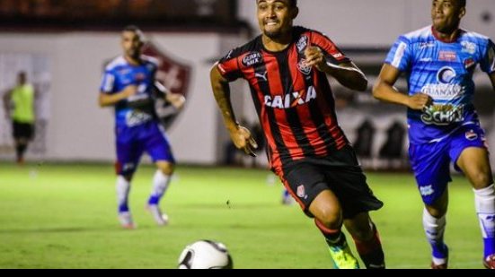 Imagem Kieza agradece a torcida do Vitória e promete mais gols: primeiro de muitos