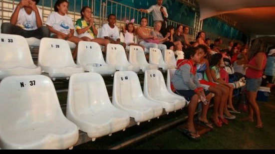 Imagem Secretário é vaiado ao anunciar equipamentos provisórios da piscina olímpica