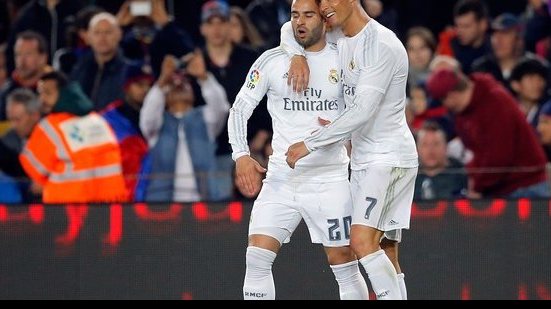 Imagem Com um jogador a menos, Real Madrid vira pra cima do Barcelona e cala Camp Nou