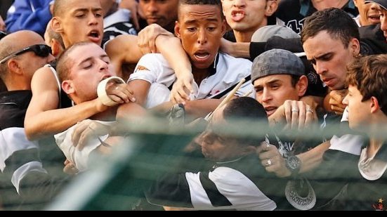 Imagem Mais um inocente tem morte ligada ao futebol... Segue o jogo